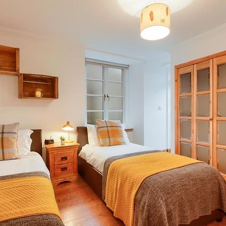 Dundas Flat, 1 Bedroom, Комри Екстериор снимка