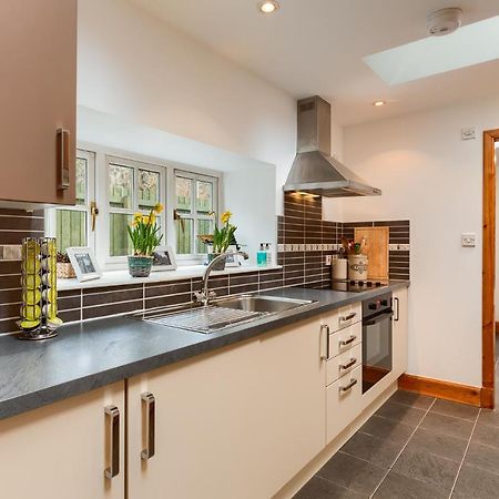 Dundas Flat, 1 Bedroom, Комри Екстериор снимка