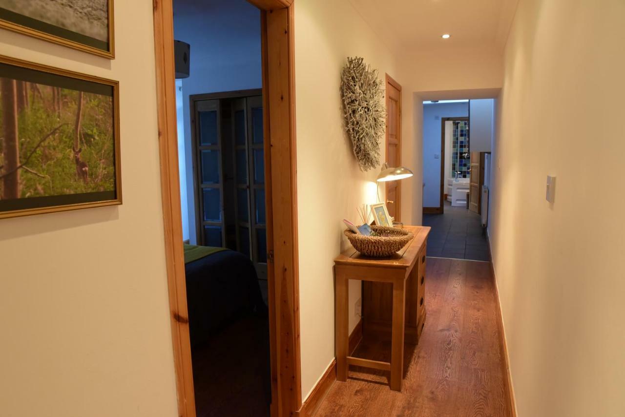 Dundas Flat, 1 Bedroom, Комри Екстериор снимка