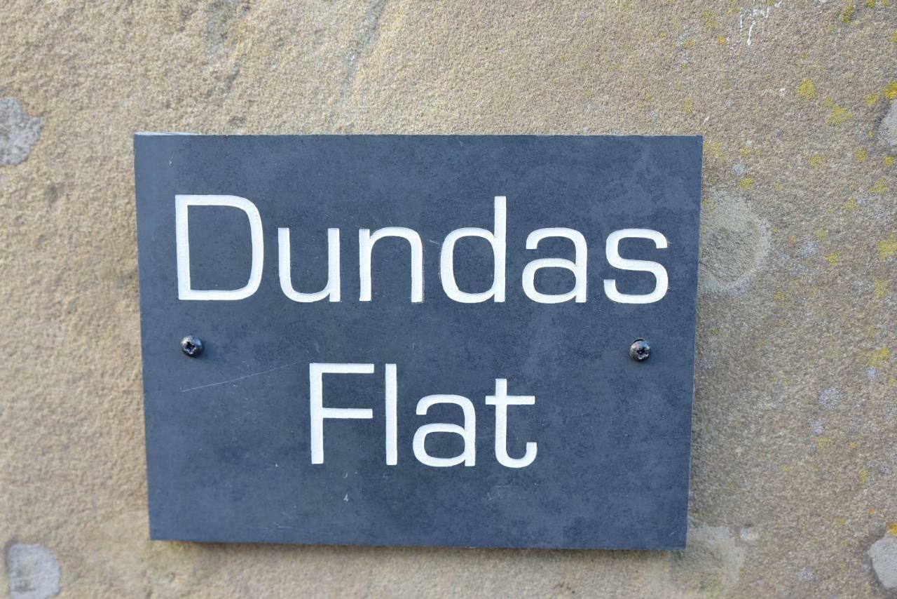 Dundas Flat, 1 Bedroom, Комри Екстериор снимка
