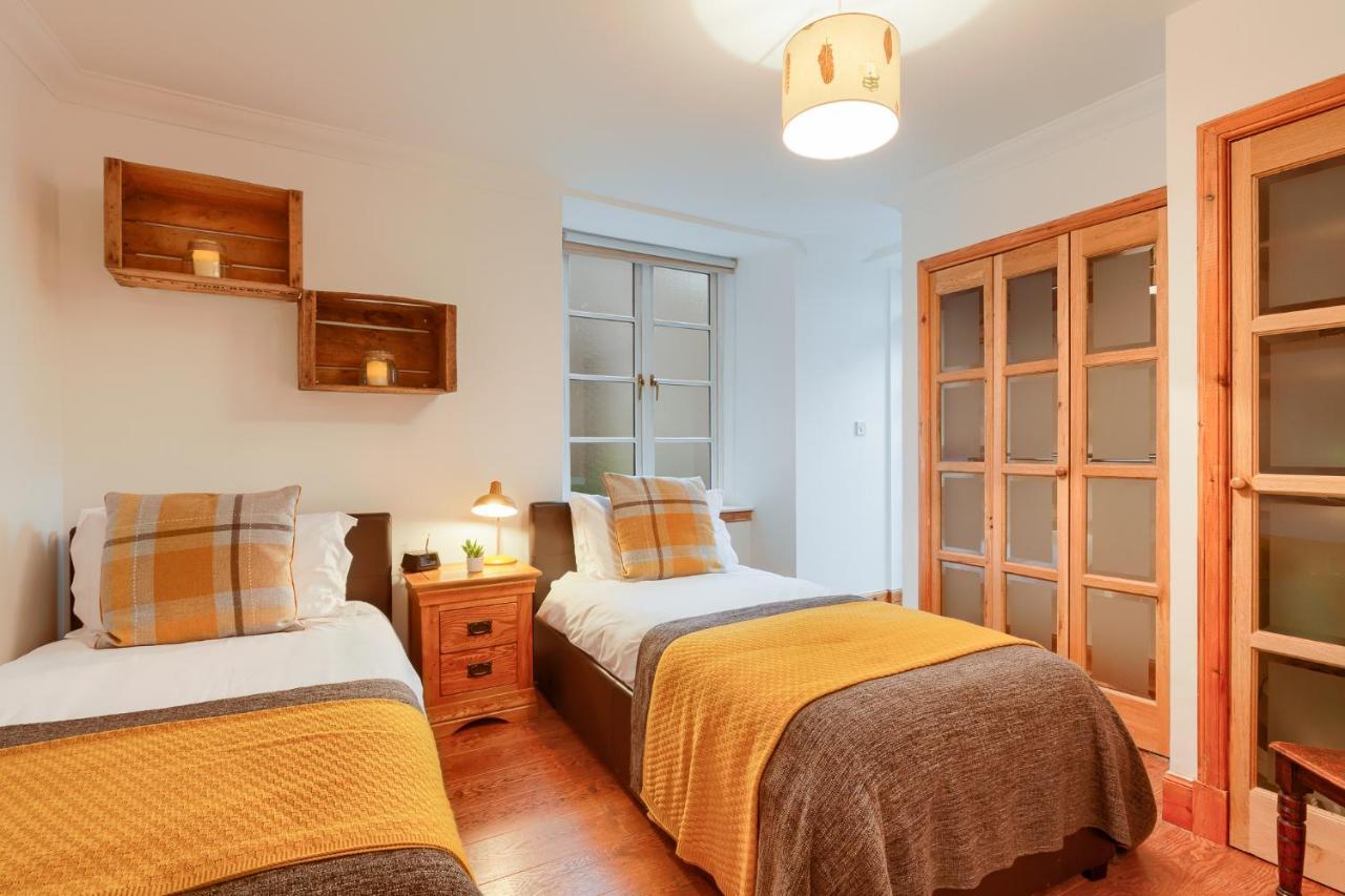Dundas Flat, 1 Bedroom, Комри Екстериор снимка