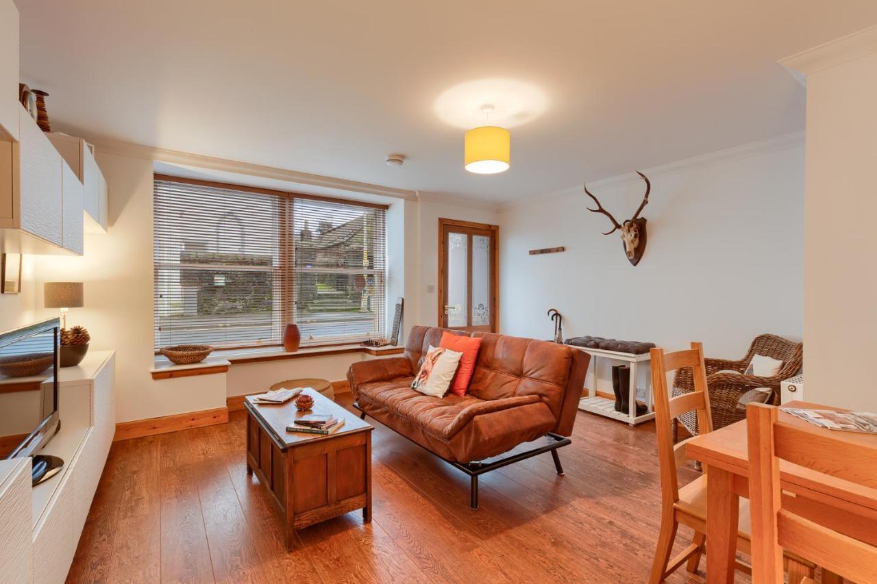 Dundas Flat, 1 Bedroom, Комри Екстериор снимка