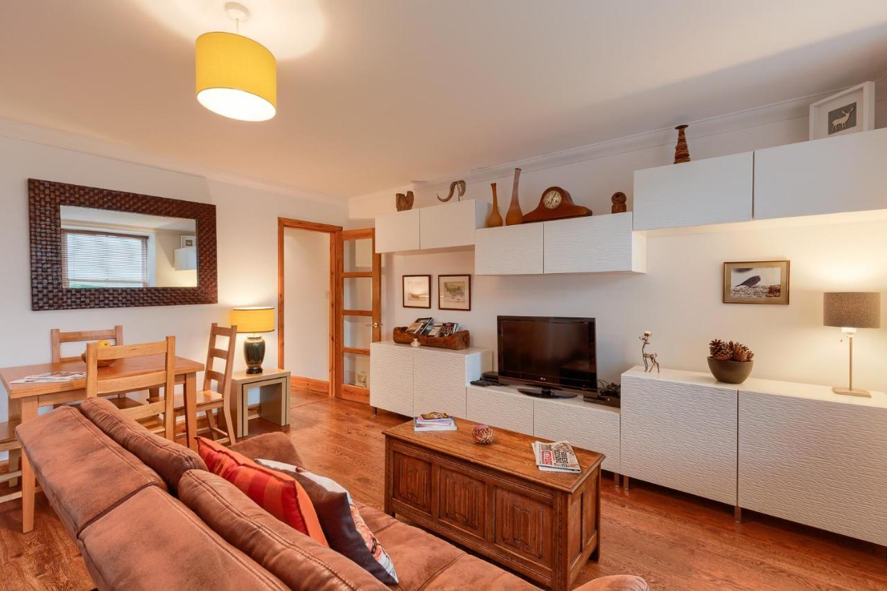 Dundas Flat, 1 Bedroom, Комри Екстериор снимка
